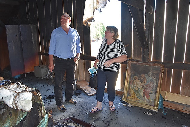 	Na strychu mieszkanki wszystkie rzeczy doszczętnie spłonęły, tylko religijne obrazy zostały nietknięte.
