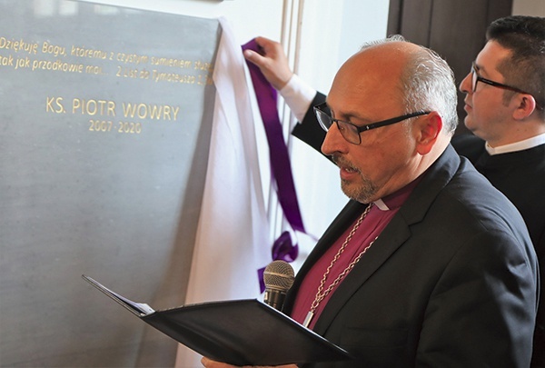 ▲	Biskup Adrian Korczago odsłonił tablicę pamiątkową.