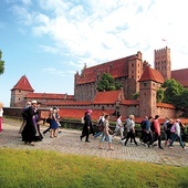 ▲	Pątnicy z Malborka wyruszyli z kościoła  pw. Świętego  Jana Chrzciciela.