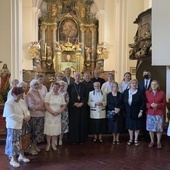 Pamiątkowe zdjęcie z przedstawicielami III Franciszkańskiego Zakonu Świeckich.