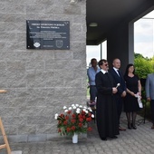 Odsłonięcie pamiątkowej tablicy. Od lewej stoją: Jan Gębczyk, ks. Mirosław Prasek, Sławomir Pietrzyk, Małgorzata Wróbel, Mirosław Ziółek, ks. Janusz Smerda.