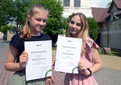 Milena Kmita (z lewej) i Martyna Gąsiorek pokazują dyplomy, które potwierdzają, że zostały posłankami na Sejm Dzieci i Młodzieży.