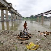 Służby miejskie wyjmują szczątki z rzek, by je skremować. Liczby ofiar w Indiach nie da się oszacować.