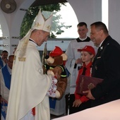 Strażacy podziękowali bp. Salaterskiemu za wspólną modlitwę i błogosławieństwo pojazdów.