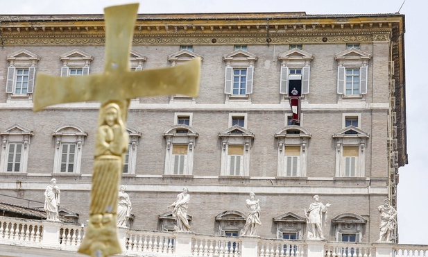 Watykan: Papież podda się operacji 