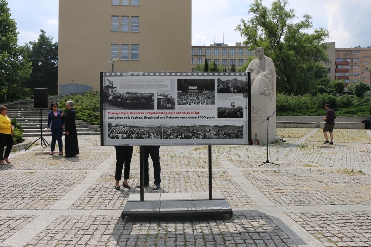 Katowice. Otwarto wystawę zdjęć poświęconych pożegnaniu sługi Bożego kard. Wyszyńskiego