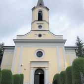 Kościół stanął na niewielkim wzniesieniu.