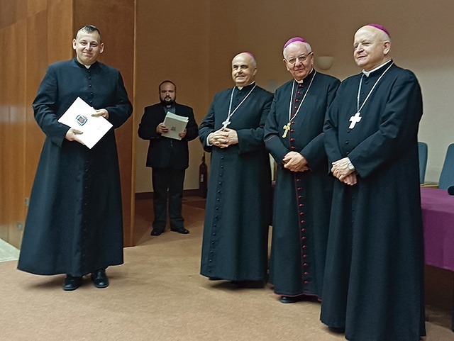 	Nominacje zostały wręczone w obecności księży biskupów. 