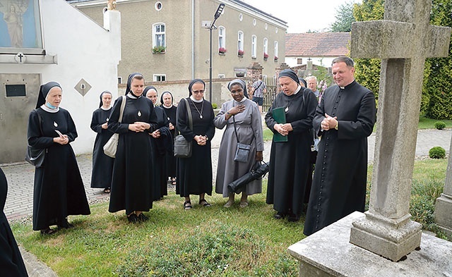 	Po Mszy św. zakonnice modliły się przy grobie księdza proboszcza Antoniego Hoffmanna.
