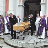 ▲	Po Eucharystii trumnę z ciałem zmarłego kapłana przewieziono do Lublina, gdzie 5 lipca odbył się pogrzeb.