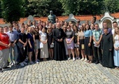 Wspólne zdjęcie uczestników rekolekcji z biskupem ordynariuszem.