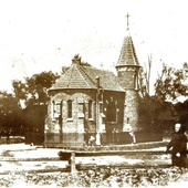 1910 rok. Kaplica w Malcach. Z boku ks. Władysław Kisielewicz.