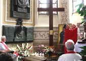 Eucharystia sprawowana była w kaplicy MB Częstochowskiej w radomskiej katedrze, gdzie pochowany jest abp Zygmunt Zimowski.