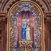 ◄	Figura św. Anny znajdująca się w głównym ołtarzu jest drewniana. Prawdopodobnie parafia kupiła ją w latach 70 XX w. z przeznaczeniem na feretron.