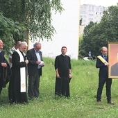 Ks. Wiesław Lenartowicz i ks. Marcin Andrzejewski (z prawej) podczas modlitwy pod krzyżem.