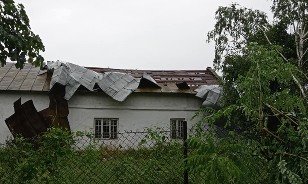 Nawałnica zniszczyła m.in. dach na budynku gospodarczym w parafii Kiernozia.