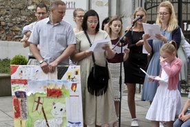 Oaza z diecezji radomskiej prezentująca swój znak i piosenkę opowiadającą o rekolekcjach.