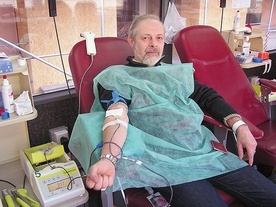Krwiodawcy mogą przyjść nie tylko do stacji krwiodawstwa, ale także  do mobilnych ambulansów. 