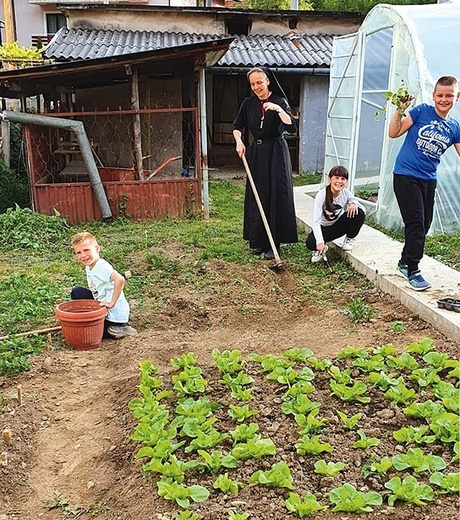 Zakonnice razem z dziećmi stworzyły ogród  przy parafii.