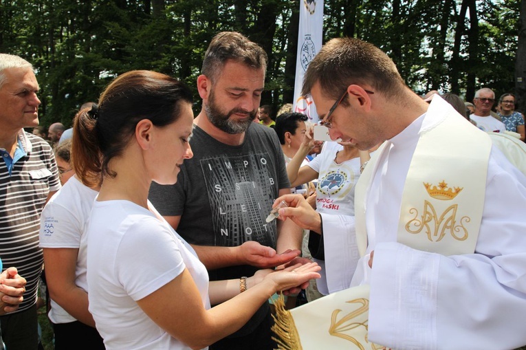 Małzonkowie, a szczególnie głowy rodzin prosiły księży o szczególne błogosławieństwo podczas namaszczania rychwałdzkim olejkiem radości.