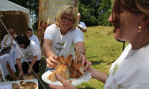 Jak co roku wspólnota "Krzew Winny" z Jawiszowic częstowała wszystkich domowym chlebem.
