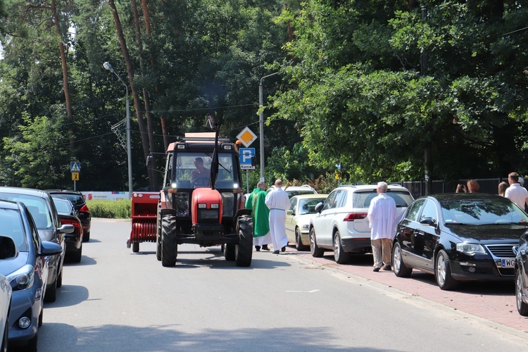 W wielu mniejszych miejscowościach i wsiach na święcenie przyjeżdżano traktorami.