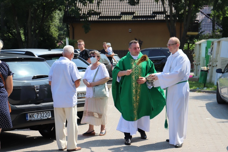 Ks. Tomasz Szcześniak w parafii w Międzyborowie życzył kierowcom, by zawsze bezpiecznie docierali do celu podróży.