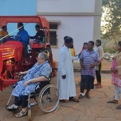 Traktor dotarł do ośrodka dla trędowatych w Jeevodaya (Indie)