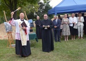 Siedzibę stacjonarnego hospicjum poświęcił bp Marek Solarczyk. Obok ks. Tomasz Pastuszka.