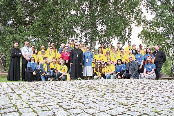 ▲	Wspólne zdjęcie uczestników z opiekunami i biskupem świdnickim.