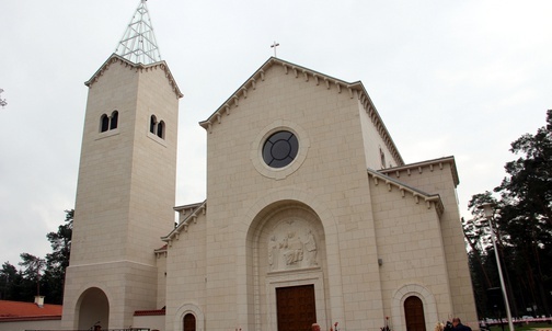 Świątynia jest inspirowana architekturą kościołów włoskich: św. Franciszka i św. Klary w Asyżu, a także klasztoru benedyktynów na Monte Cassino.