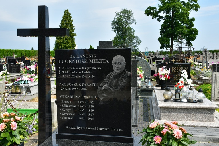 Pomnik ks. Eugeniusza Mikity na żyrzyńskim cmentarzu.