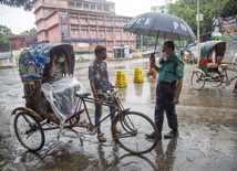 Bangladesz zmaga się z powodziami oraz pandemią