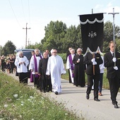 ▲	Kapłan został pochowany w rodzinnym grobowcu na cmentarzu w Woli Rogowskiej.