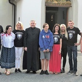 ▲	Maria Glet (w istebniańskim stroju) i ks. Tadeusz Pietrzyk z grupą Żołnierzy Chrystusa. 