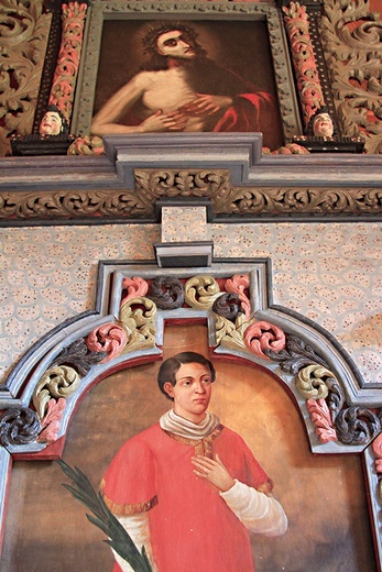 Barokowy ołtarz i jego obrazy są jak piękna katecheza.