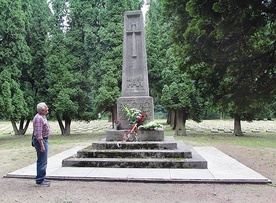 ▲	Na cmentarzu Żołnierzy Włoskich.