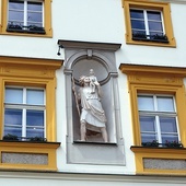 We wnęce elewacji pałacu znów stanęła figura świętego, od którego pochodzi nazwa budynku.