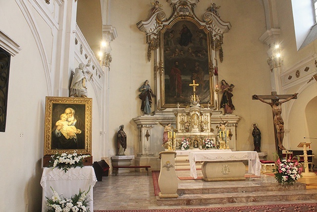Wizerunek świętego został umieszczony przy ołtarzu kościoła  pw. Świętych Apostołów Piotra i Pawła.