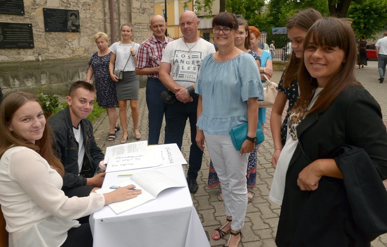 Zapisy na pielgrzymkę przy kolegiacie św. Bartłomieja w Opocznie.