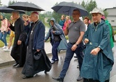 Z pielgrzymami wyszli (od lewej): bp Paweł Socha, ks. Wiesław Kudła, Paweł Dziewit i ks. Mariusz Morawski, przewodnik grupy.