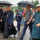 Z pielgrzymami wyszli (od lewej): bp Paweł Socha, ks. Wiesław Kudła, Paweł Dziewit i ks. Mariusz Morawski, przewodnik grupy.