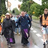 Na szlak z ordynariuszem wychodzi grupa akademicka. Obok bp. Marka ks. Mariusz Wilk, kierownik grupy.