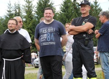 Proboszcz, o. Grzegorz Siwek OFMConv. (w środku) dbał o wyśmienite humory uczestników franciszkańśkeij zabawy.