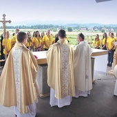 Stypendyści zgromadzeni na Eucharystii przy ołtarzu papieskim.