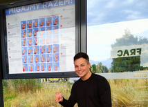 Sosnowiec. Plansze z alfabetem języka migowego na przystankach autobusowych