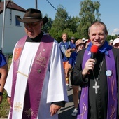 Abp Tadeusz Wojda na trasie Gdyńskiej Pieszej Pielgrzymki na Jasną Górę.