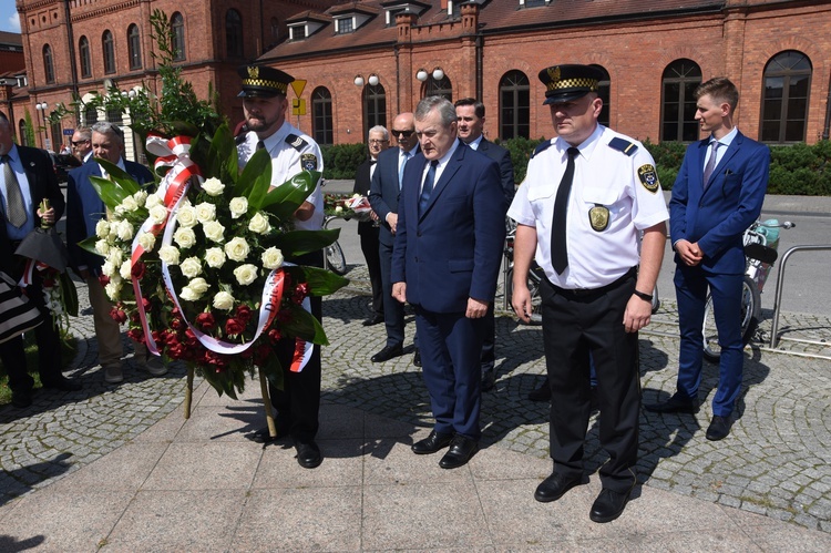 Kwiaty pod pomnikiem złożył m.in. Piotr Gliński, minister kultury, dziedzictwa narodowego i sportu.