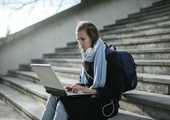 Młodzież ucząca się zdalnie gorzej radzi sobie emocjonalnie, społecznie i edukacyjnie