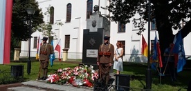 Pod pomnikiem Marszałka Józefa Piłsudskiego złożono kwiaty.